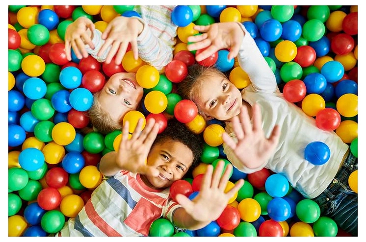 Kinder im Bällebad_SeventyFour von Getty Images Pro via Canva © SeventyFour von Getty Images Pro via Canva