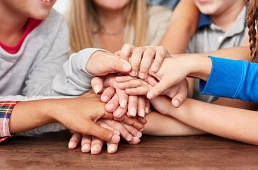 Mehrere Kinder legen ihre Hände gemeinsam übereinander.&nbsp;&copy;&nbsp;Canva
