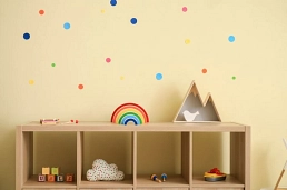 Regal mit Kinderspielzeug und Deko in einem hellen Betreuungsraum.&nbsp;&copy;&nbsp;pixelshot via Canva.com